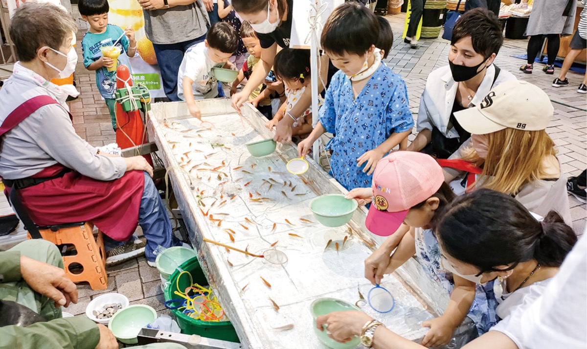 金魚すくいをする子ども