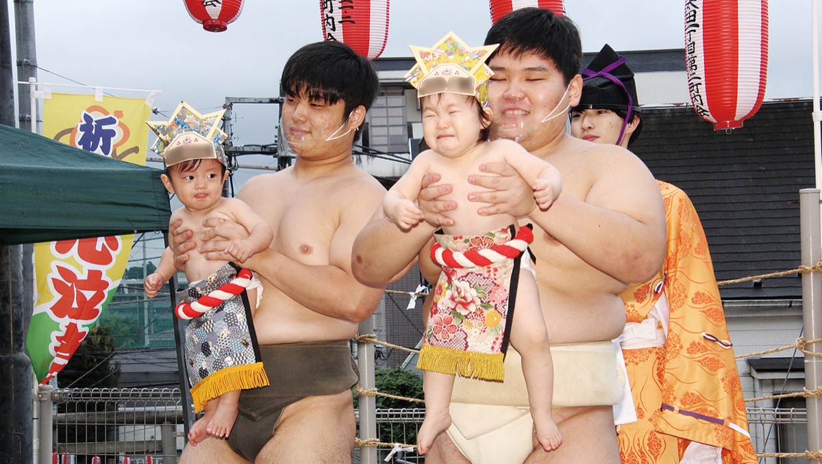 力士に抱えられて泣く赤ちゃん