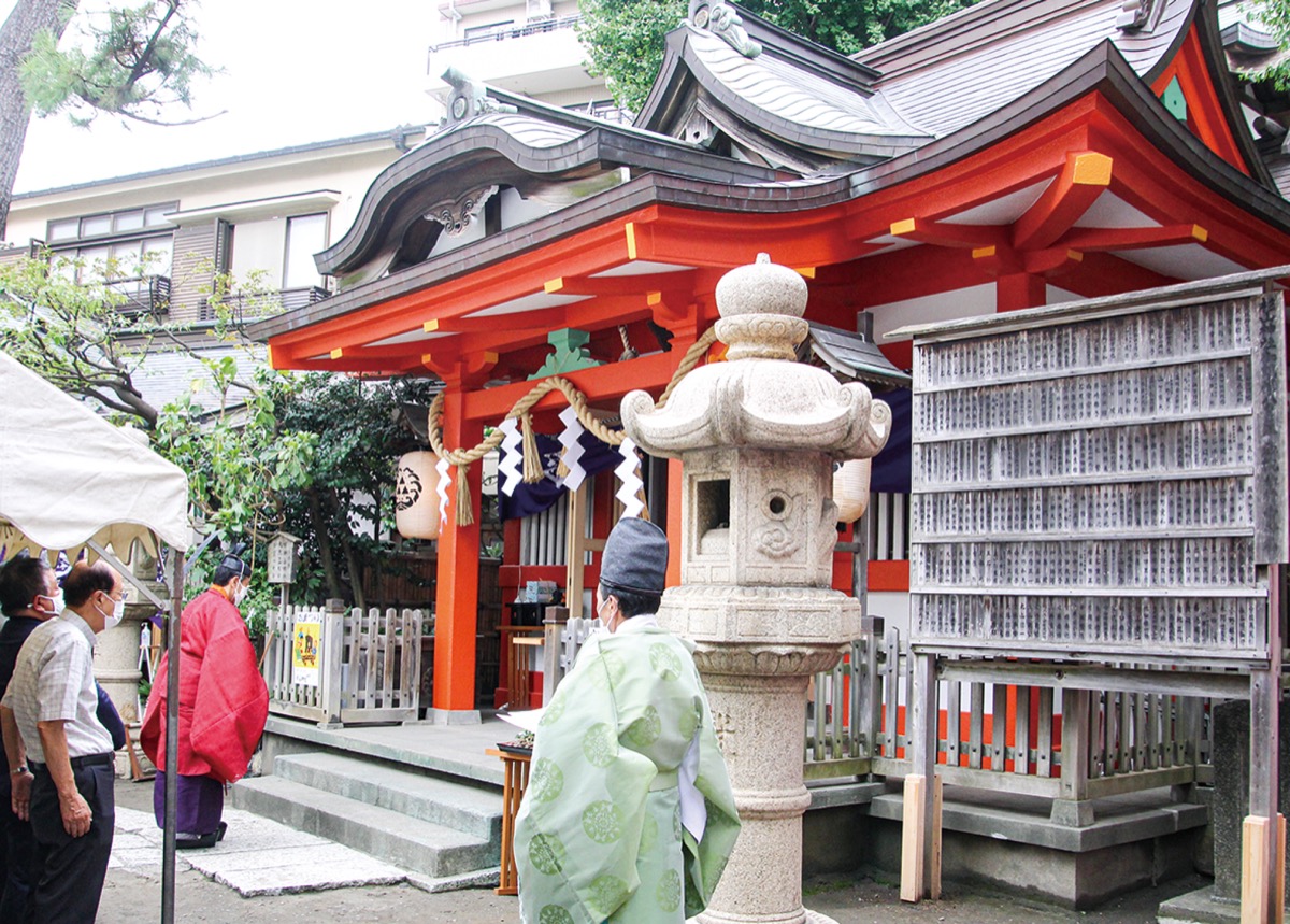 塗り替えられた社殿で行われた式典（９月３日）