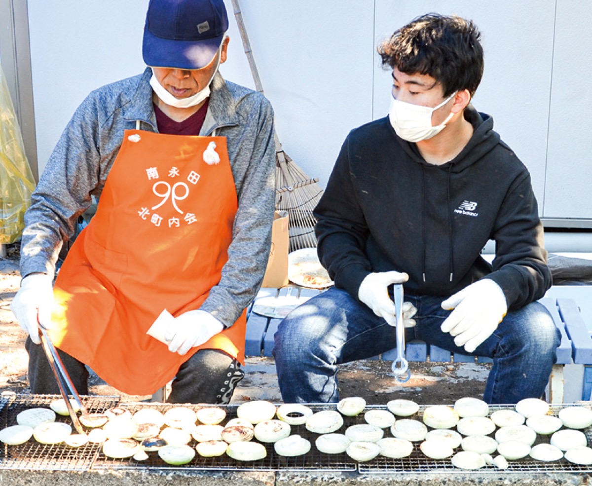 肉や野菜が振る舞われた