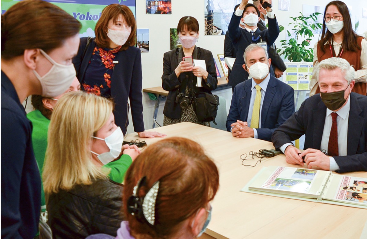 避難民に日本での生活を聞くグランディ氏（前列右）