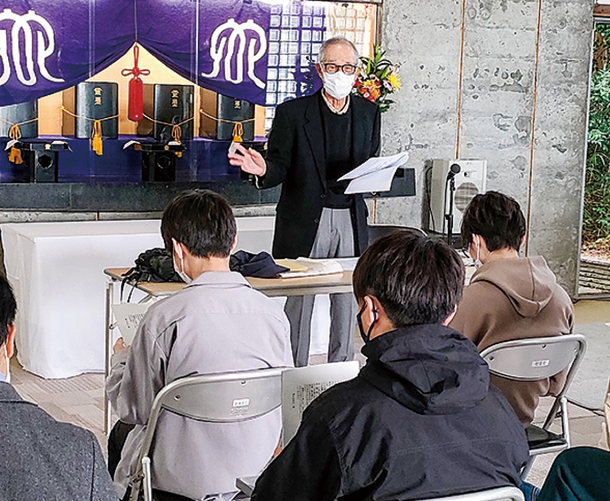 関東学院大生慰霊堂を視察