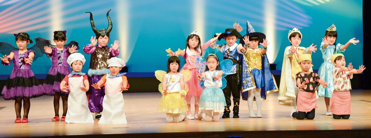練習の成果を披露する園児たち
