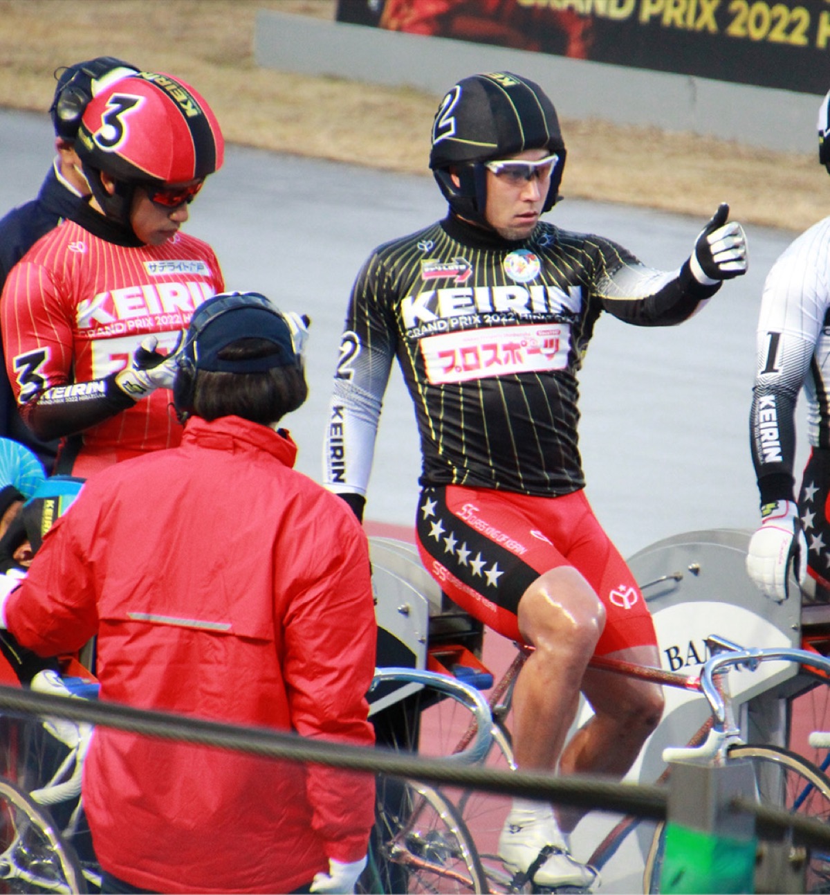 発走直前にはいつものルーティーンを見せた