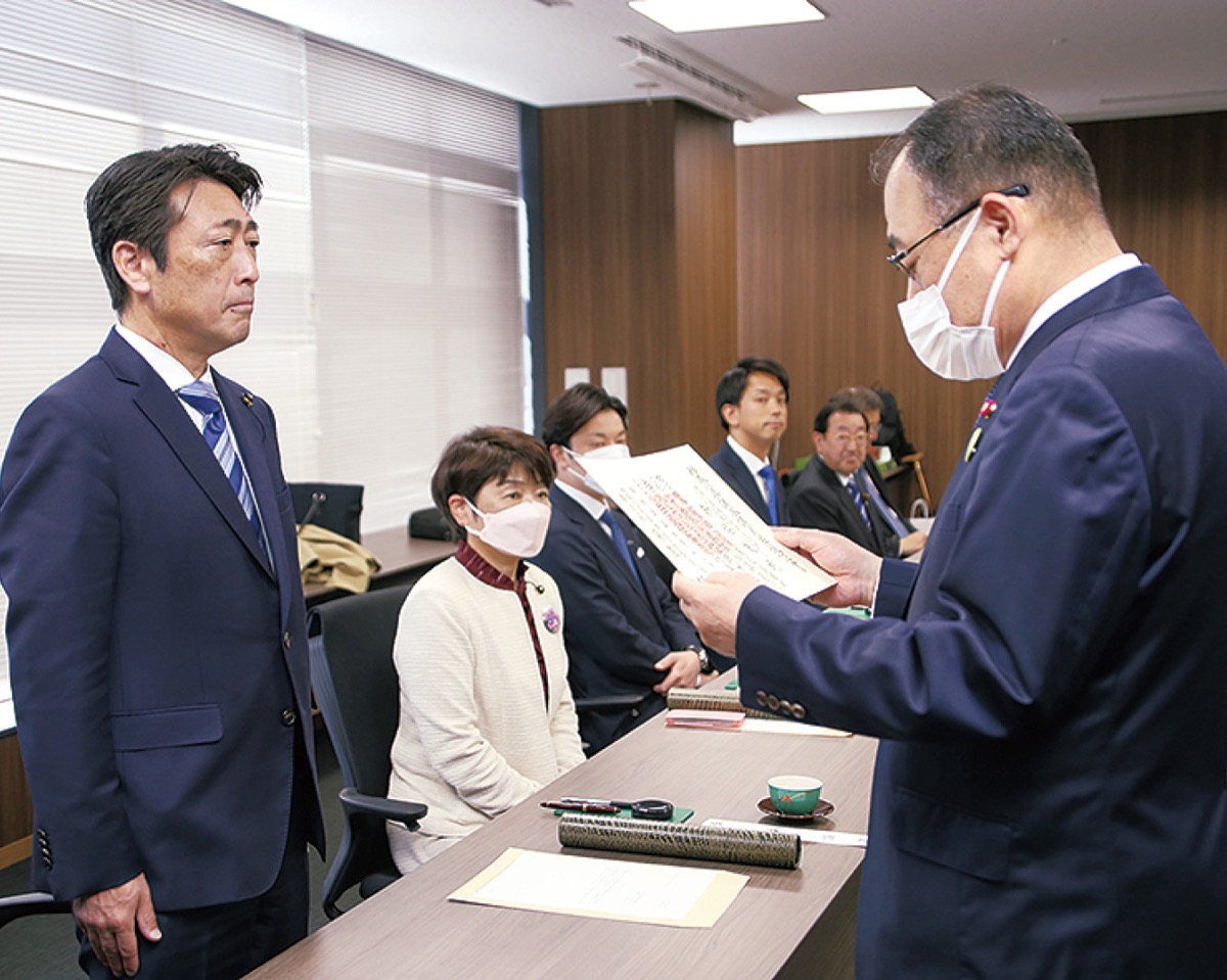 統一地方選の当選者に証書