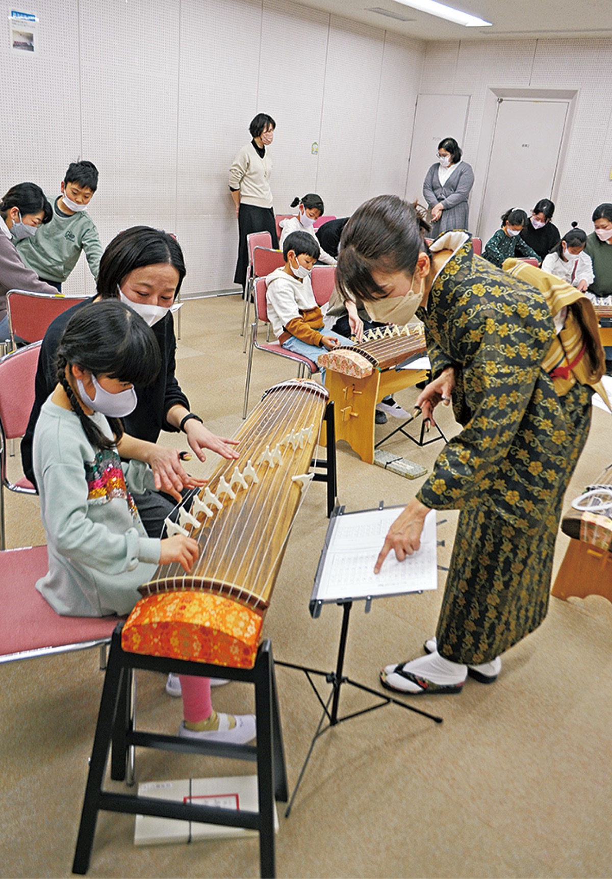 渡邉さん(右)の指導を受ける親子