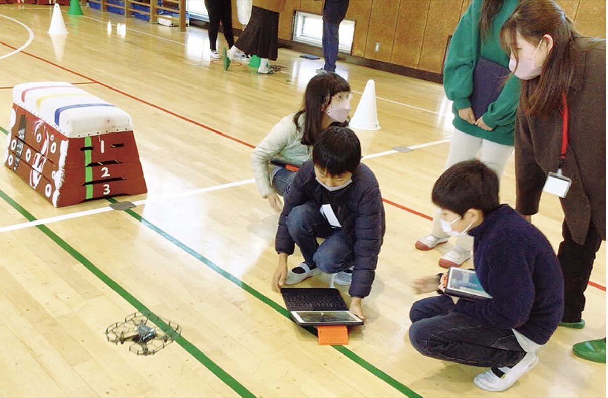 ドローン操作学ぶ