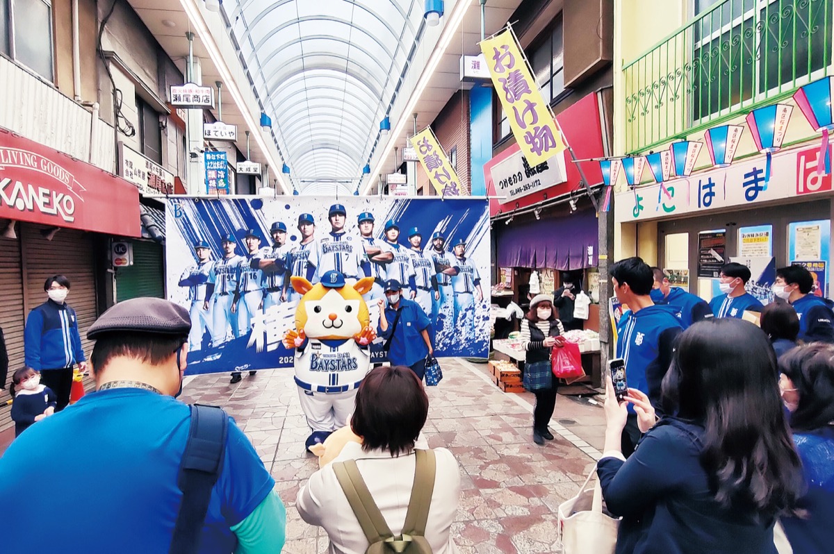 横浜橋にベイマスコット