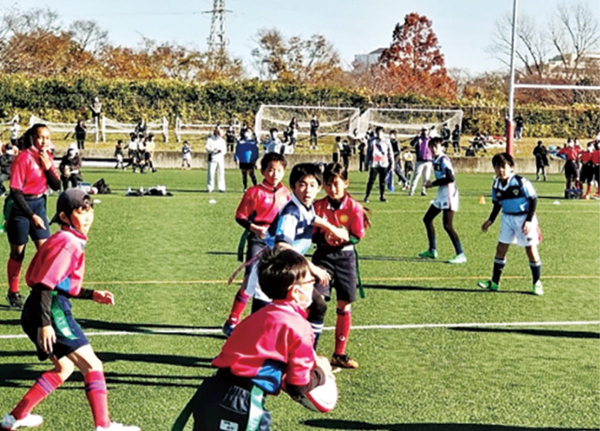 人工芝でタグラグビー