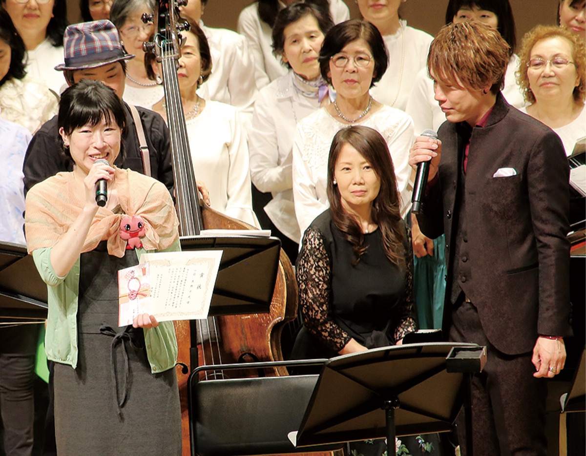4月23日のコンサートの中で歌詞について説明する浅野さん(左)(中央は作曲した上田ますみさん)