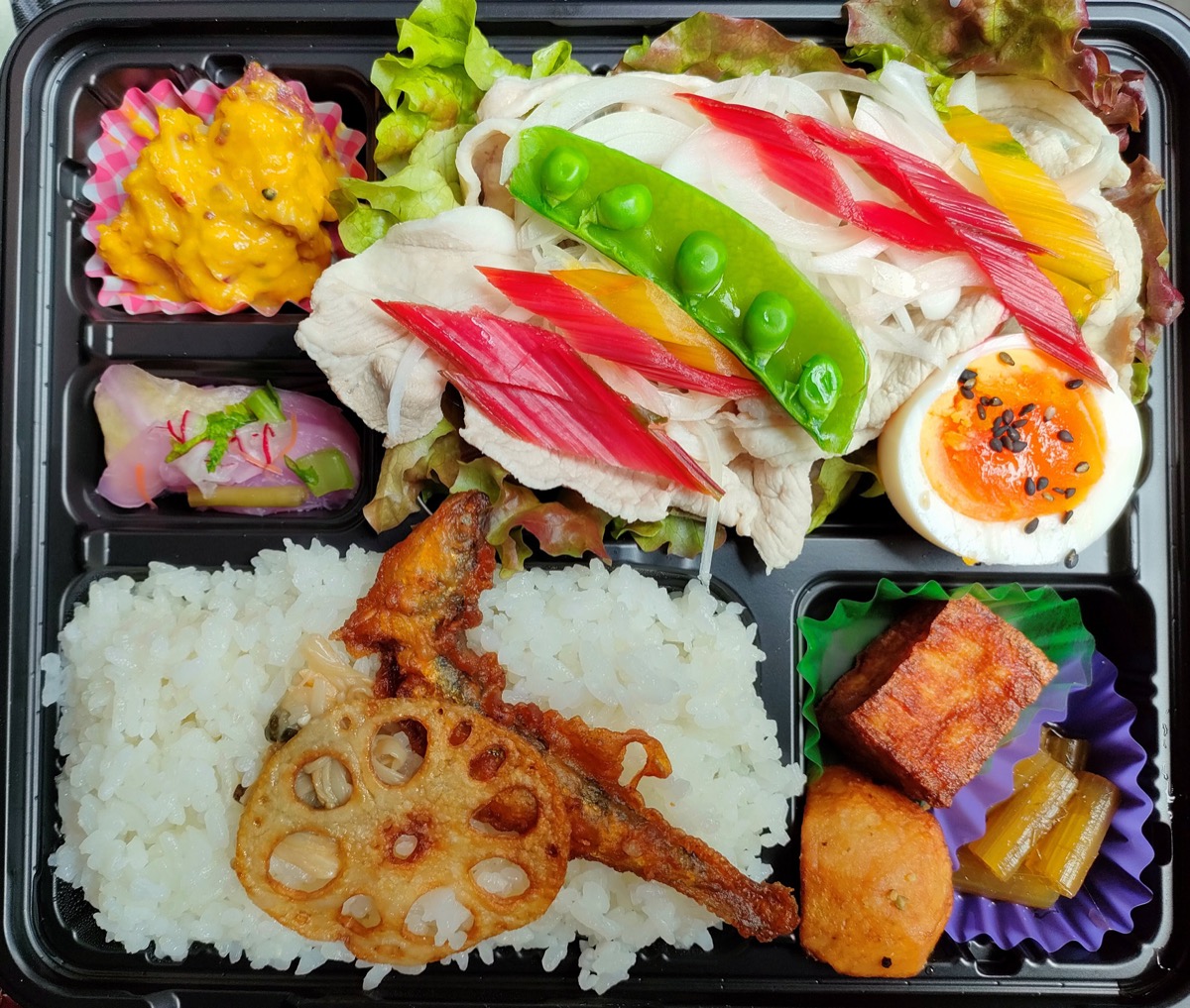 共進中学校並び｢ろくもん｣の冷しゃぶサラダ弁当