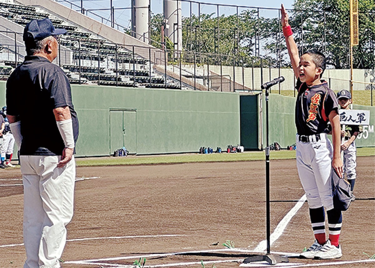 白球追う雄姿見守る