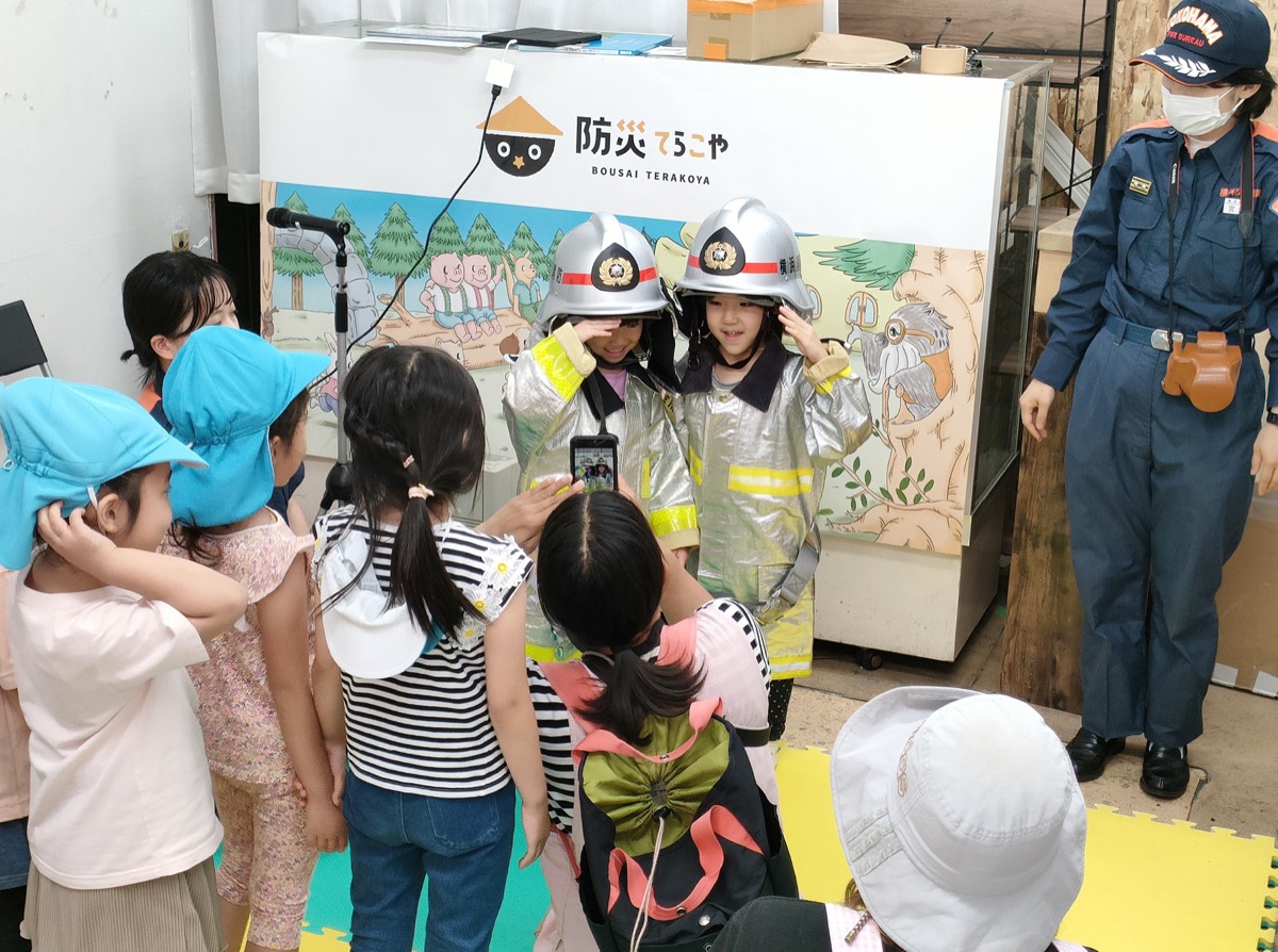 横浜橋通商店街でみなみマーノ保育園児が大雨対策を絵本で学ぶ