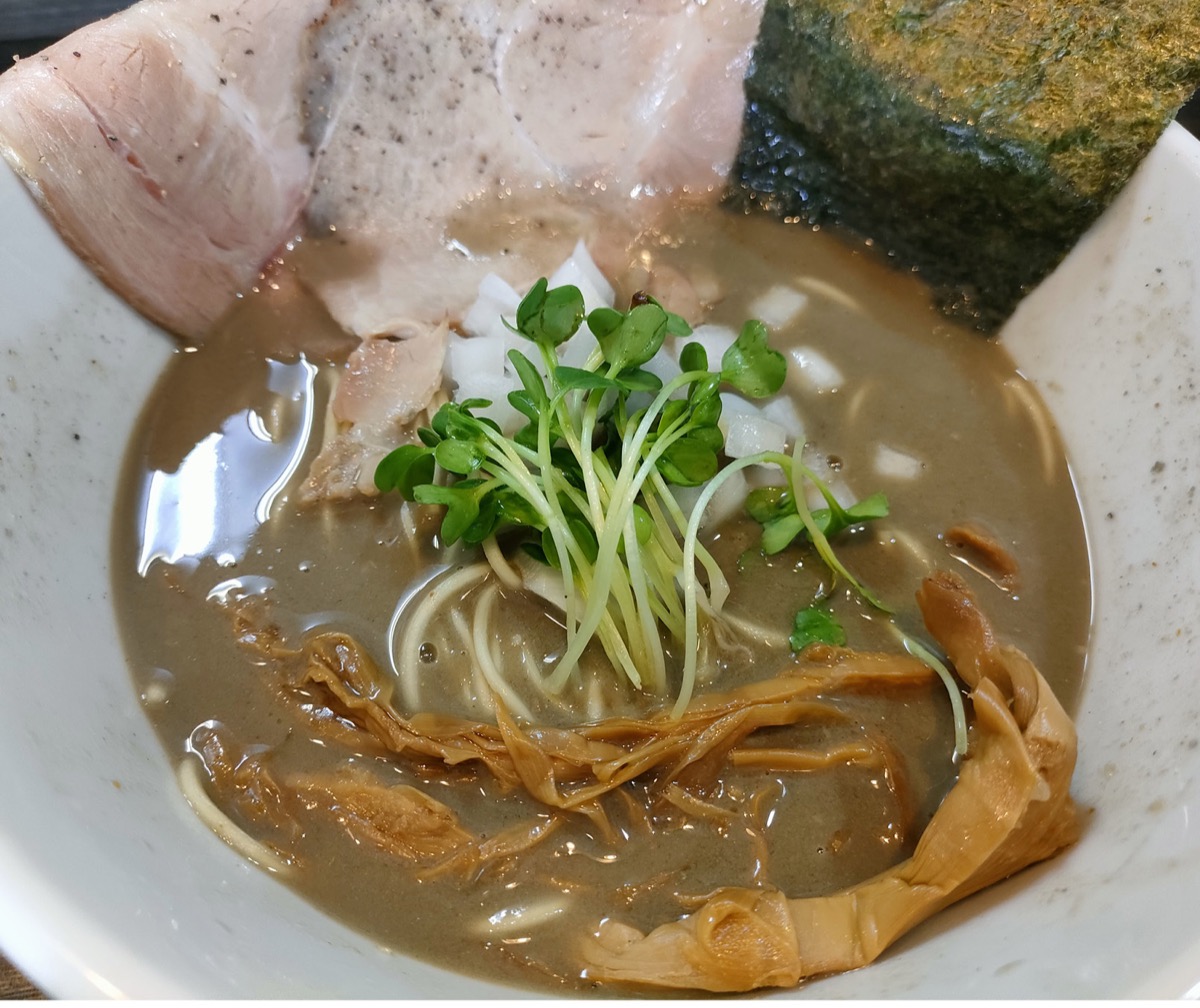 京急弘明寺駅そばの｢麺屋 煮干と鶏 ひんな｣の｢濃厚煮干しらーめん｣