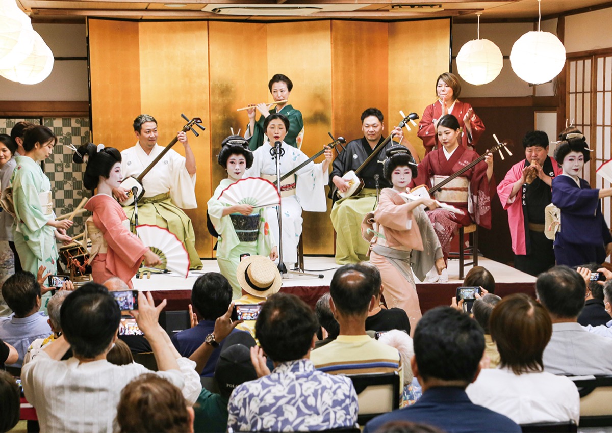 出演者が勢揃いし、歌や踊りを披露