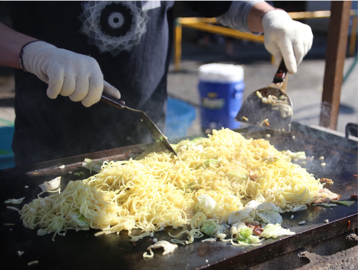 焼きそばもフル回転で焼かれた
