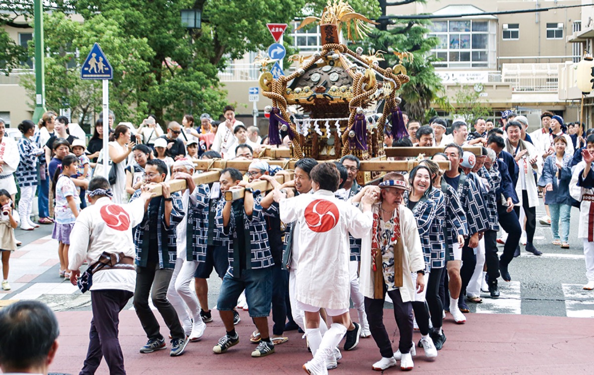 宮みこしが弘明寺巡る