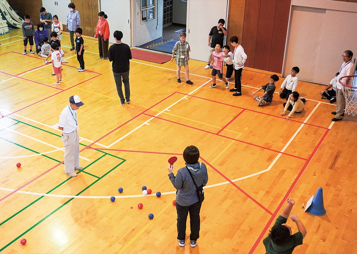 ボッチャで住民と交流