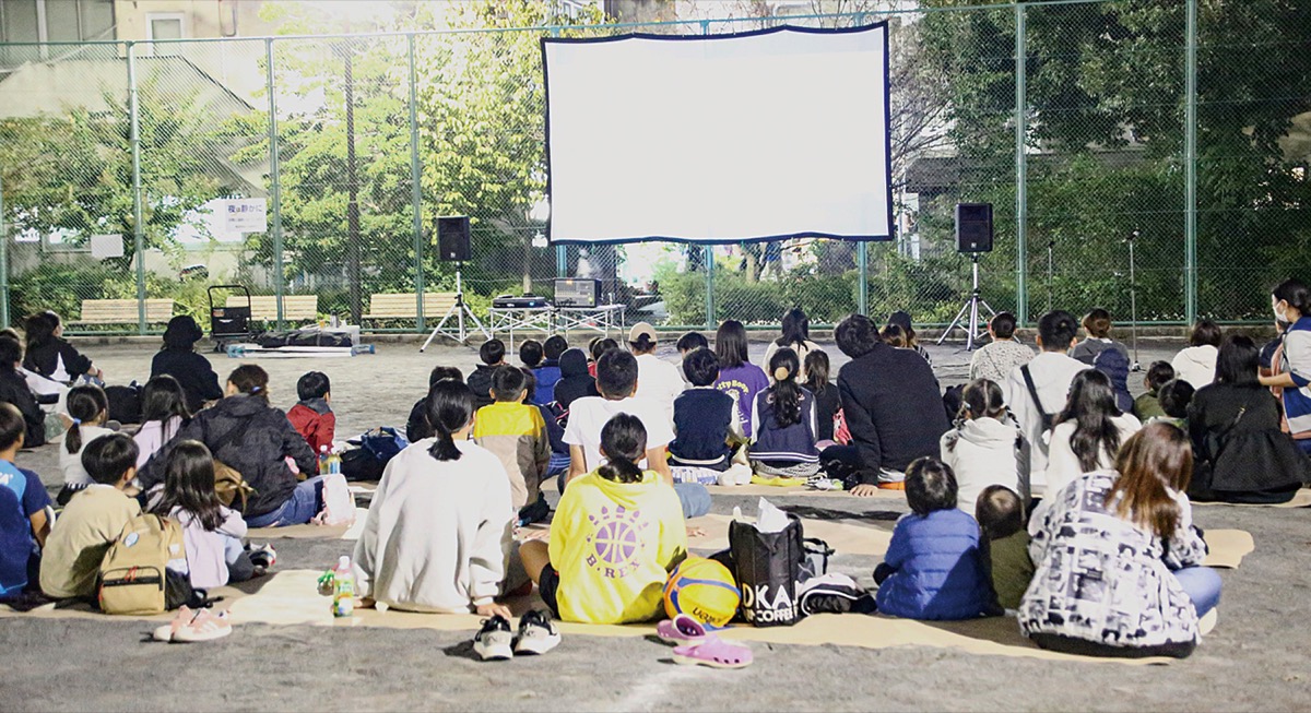 公園で映画上映会