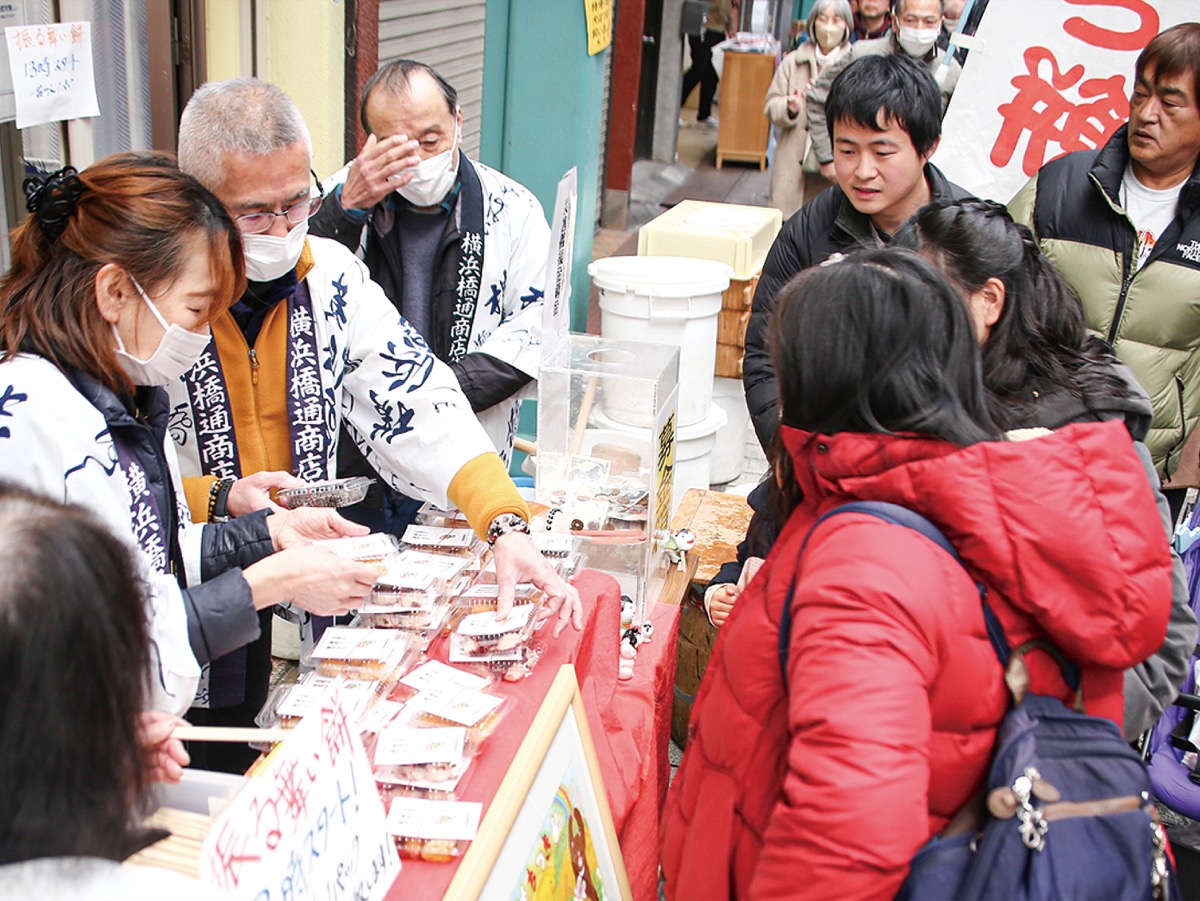 買物客に振る舞い餅
