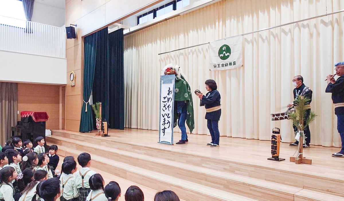 獅子舞で正月感じる