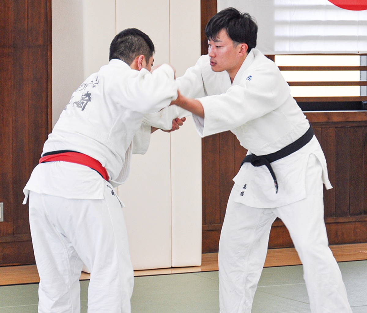 声援飛ぶ真剣勝負