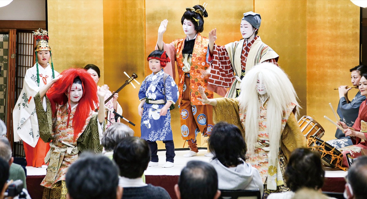 横浜芸者 舞い踊る