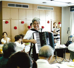 各所で活躍する福田さんは市内の周遊観光バス「あかいくつ歌声号」などでも伴奏を担当している