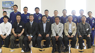 新入団選手と共に写真に収まる高橋新会長（前列中央）