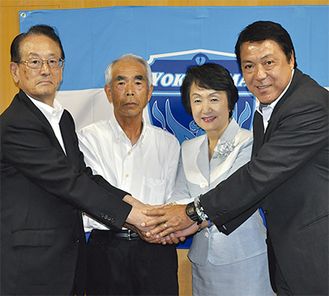 林文子市長（右から２番目）と握手を交わす関係者ら