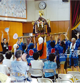 子どもたちも「大人神輿」の担ぎ手として、会場と一体となり長寿をお祝いした