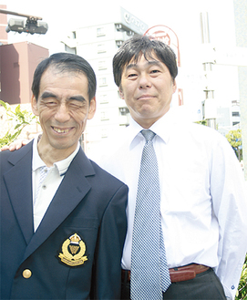 大臣表彰を受けた一藁さん（左）とサポート役の伊澤センター長（右）