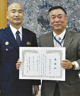 感謝状を手に笑顔を見せる野口さん（写真右）と福井署長（同左）