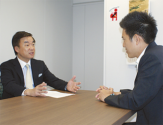 インタビューに応じる松沢成文前知事