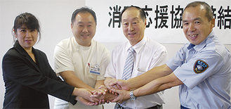 （写真左から）菊地会長・碓井貞彦理事長・碓井貞弘理事長・阿部消防署長