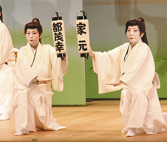 息の合った踊りで観客を魅了する家元の吉野都茂恵さん（右）と二代目家元の吉野都茂幸さん（左）
