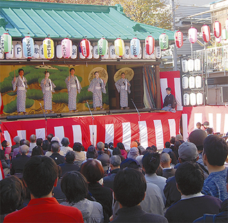 歌舞伎を観に多く来場者が詰めかけた