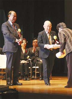 山崎会長（右から２人目）から功績者に記念品が贈られた