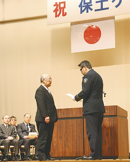 この日は表彰される側で登壇した山崎滋氏（左）