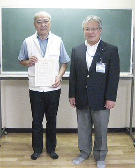 感謝状を受け取る江間会長（左）と菅井区長