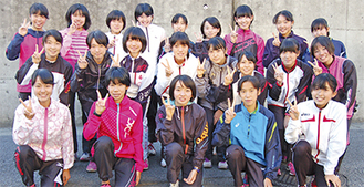 荏田高メンバーの久保田さん（最前列右から２番目）
