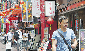 中華街を歩く外国人観光客