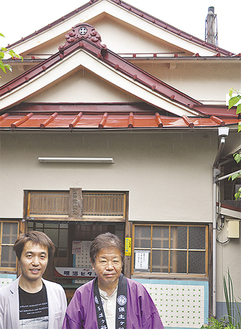 「第二常盤湯」の前で取材に応じる山田さん（左）と柴田さん