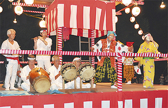 くぬぎ台地区の盆踊り会場で演奏を披露する川島囃子保存会のメンバー