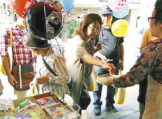 昭和の風情を残す商店で買い物する参加者