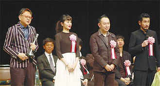 大崎監督（左）と助演女優賞の河井青葉さん、脚本を手がけた足立紳さん、同作に主演した渋川清彦さん（右）