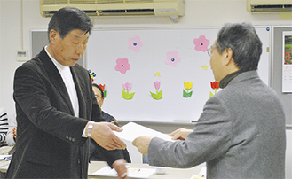 鈴木会長から感謝状を受け取る雪野さん（左）