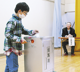 慎重に投票する児童