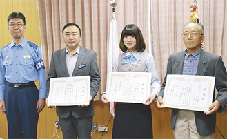 （左から）森元署長、感謝状が贈られた寺嶋支店長、大貫さん、田川さん