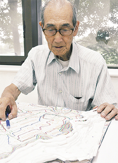 保土ケ谷公園周辺の地形図を製作する村田さん